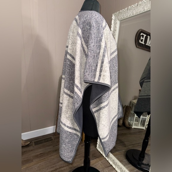 Ike Behar • Lagenlook Reversible Blanket Boho Shawl Poncho - Picture 6 of 6